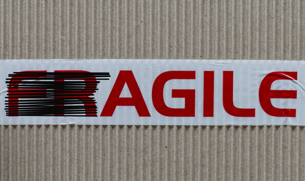 Label on cardboard fragile with f and r crossed out (1)