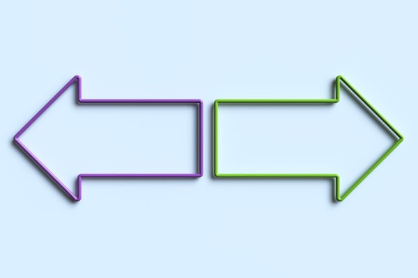 Dos flechas apuntando en direcciones opuestas que significan dos opciones