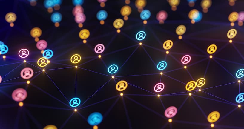 People Icons mit Connect the Dots vor futuristischem digitalem Hintergrund.