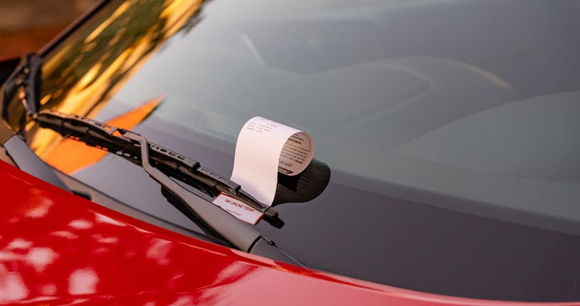 Strafzettel an Windschutzscheibe