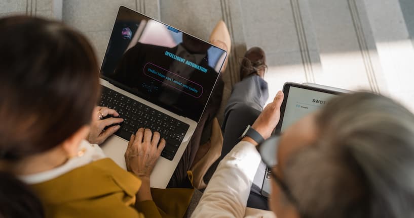 Führungskräfte vor ihrem Laptop
