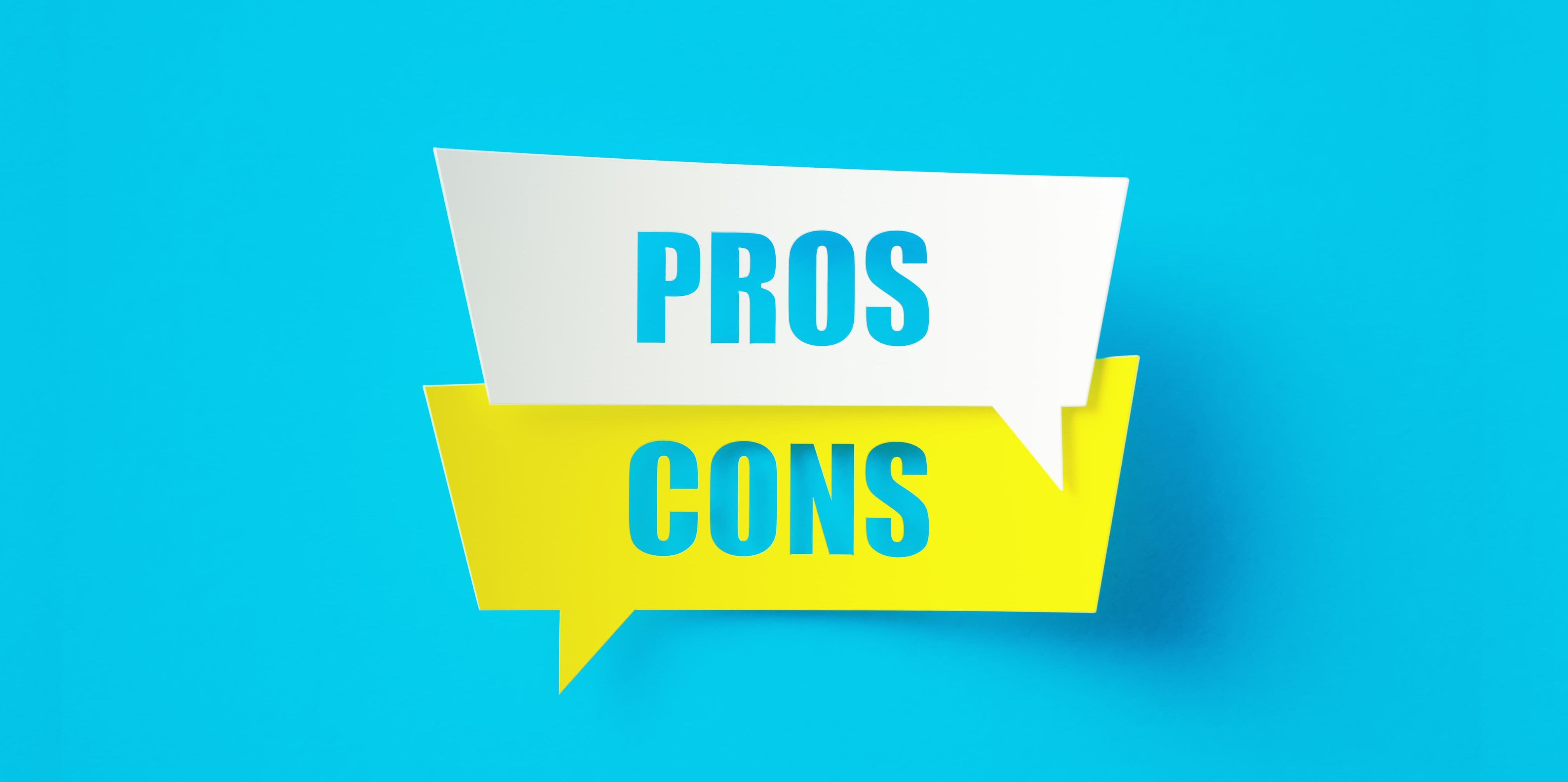 Pros and cons in white and yellow speech bubbles on a blue background