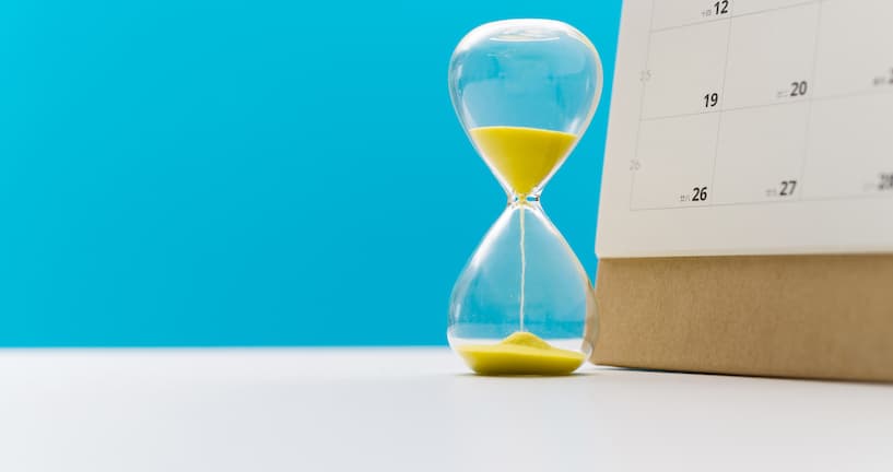 Sanduhr vor Tischkalender